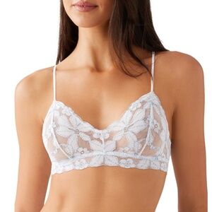 B.tempt'd by Wacoal Women's Feeling Famous Bralette in White/Frozen Fjord